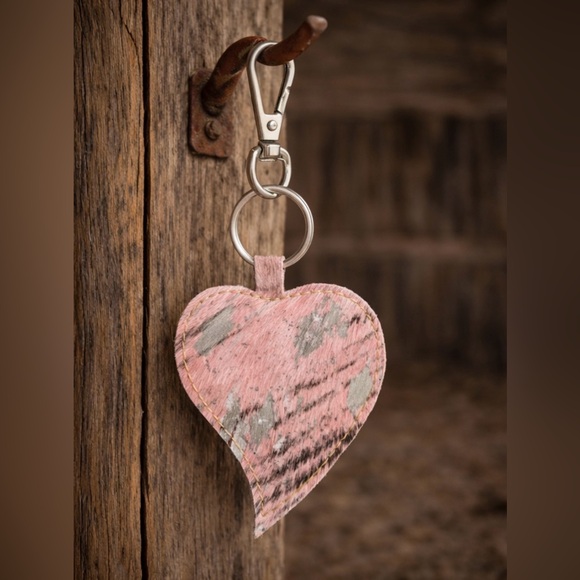 Pink Leopard Heart Keychain - Picture 2 of 2